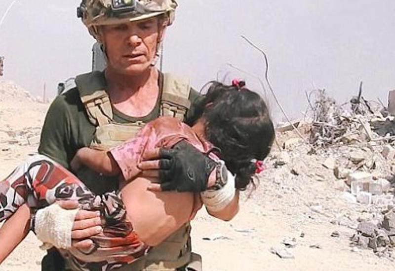 Солдат во время перестрелки в Мосуле спас девочку