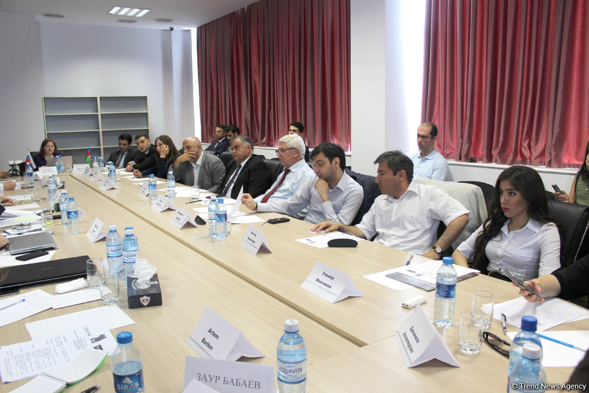 Эксперты обсуждают в Баку на заседании в рамках Молодежного форума российско-азербайджанские отношения