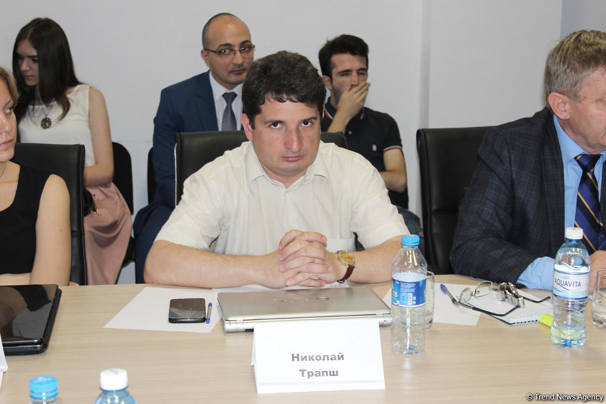 Эксперты обсуждают в Баку на заседании в рамках Молодежного форума российско-азербайджанские отношения
