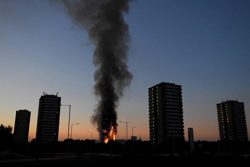 Эпичные фотографии горящего небоскреба в Лондоне