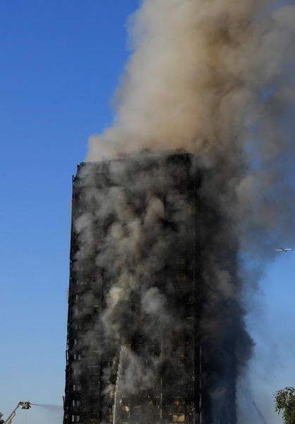 Эпичные фотографии горящего небоскреба в Лондоне