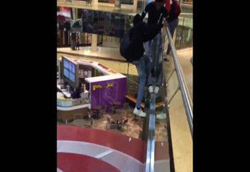 Подросток провалился сквозь крышу магазина в торговом центре в Канаде
