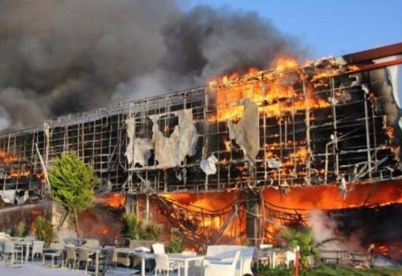 В одном из торговых центров Турции произошел пожар