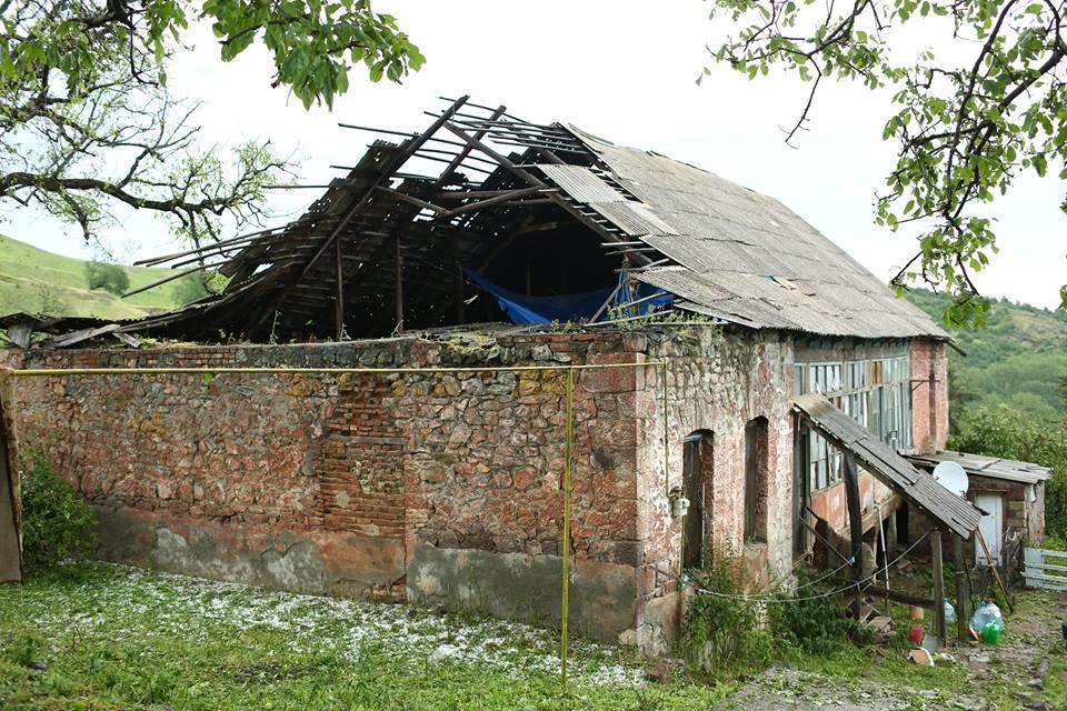 Выпавший в Гяндже град нанес серьезный ущерб почти 130 домам