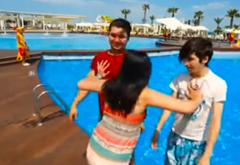 Azərbaycanlı aparıcı 2 oğlanı hovuza yıxdı