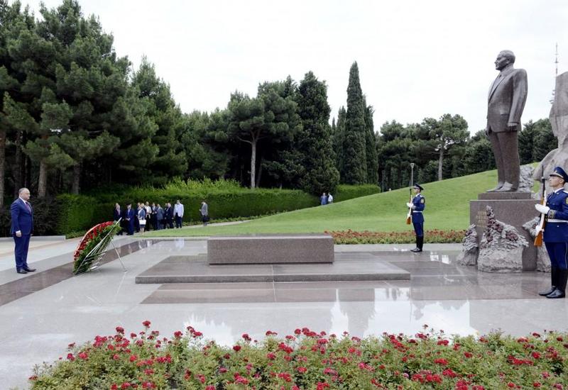 Президент Молдовы посетил могилу Общенационального лидера Гейдара Алиева