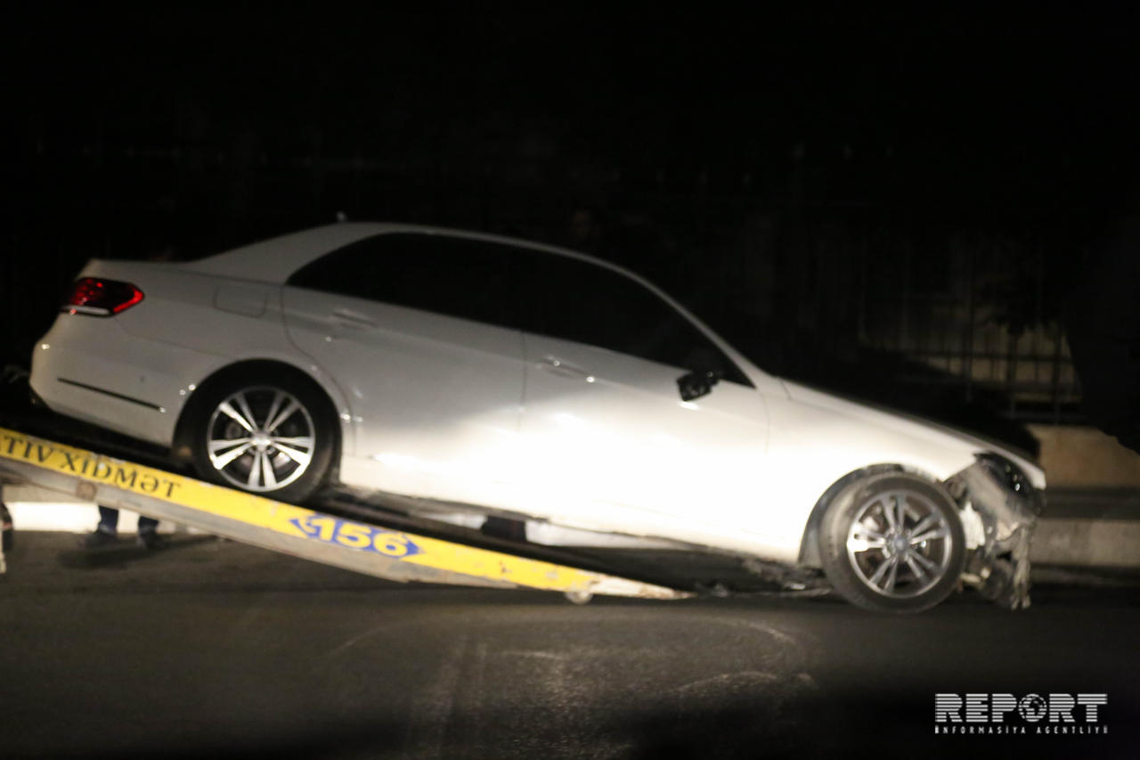 Тяжелое ДТП в Баку: женщина вылетела из окна машины