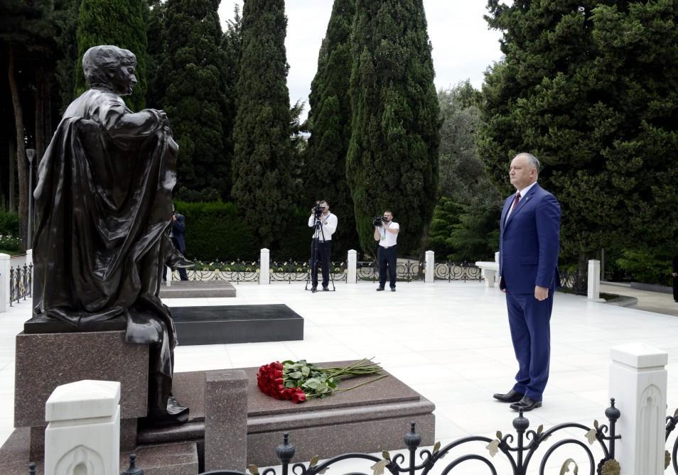 Президент Молдовы посетил могилу Общенационального лидера Гейдара Алиева