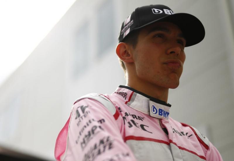 Force India показала новую розовую форму гонщиков в Баку