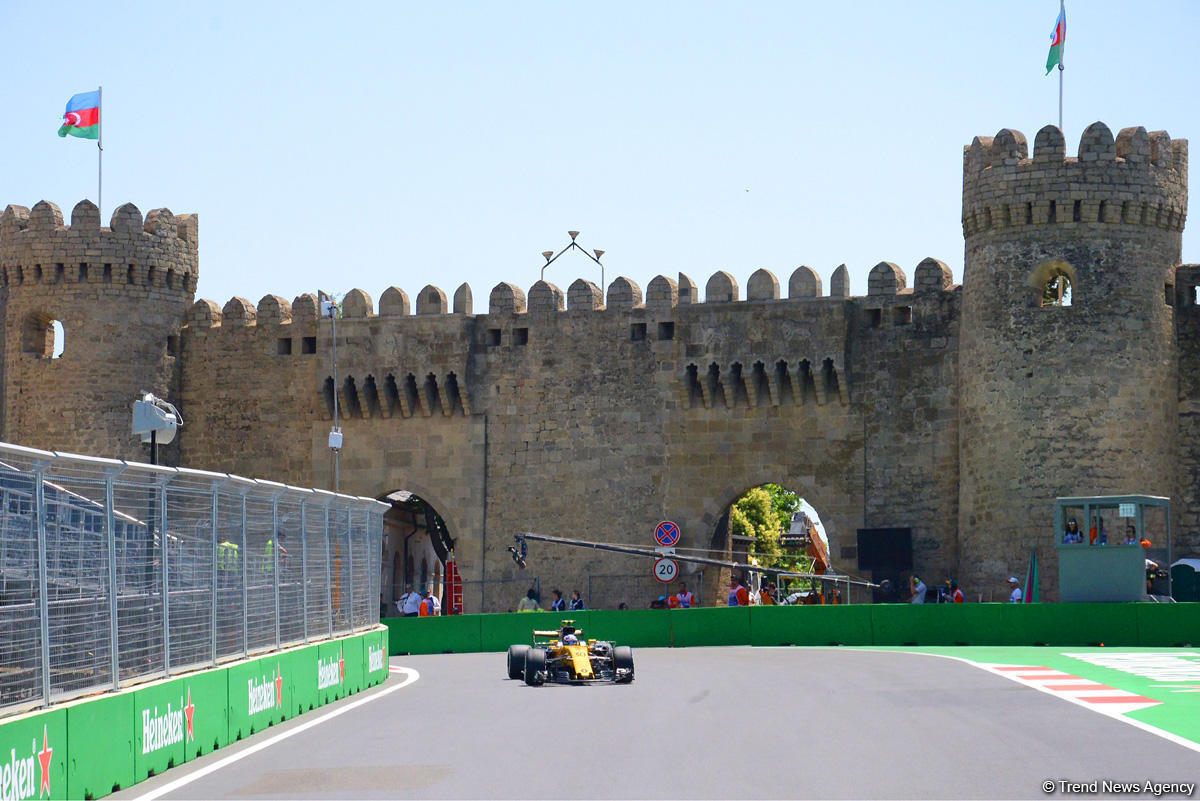 Моменты тестового заезда Формулы-1 в рамках Гран-при Азербайджана