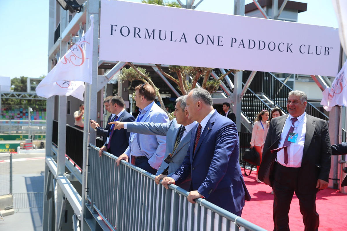 Официальные лица Автомобильной федерации Азербайджана и президент Молдовы посетили паддок Формулы-1