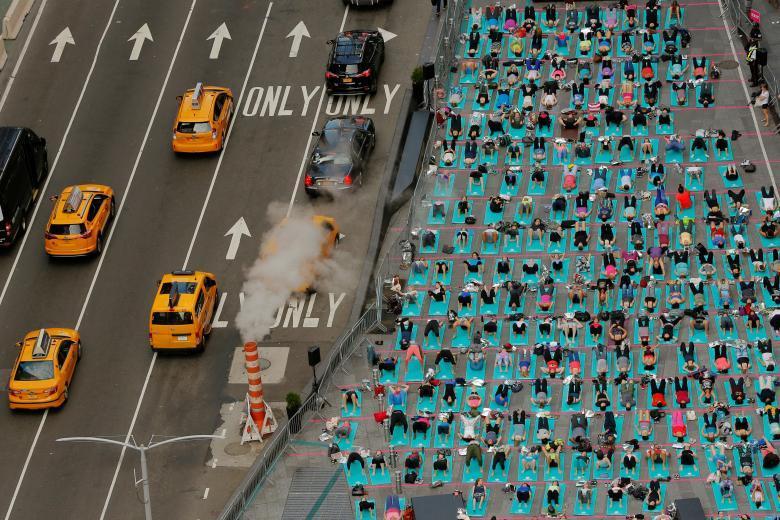 Массовый сеанс йоги на Таймс-сквер в Нью-Йорке