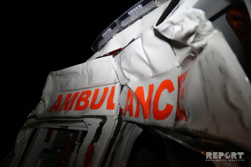 В Баку машина скорой помощи совершила аварию, есть пострадавшие