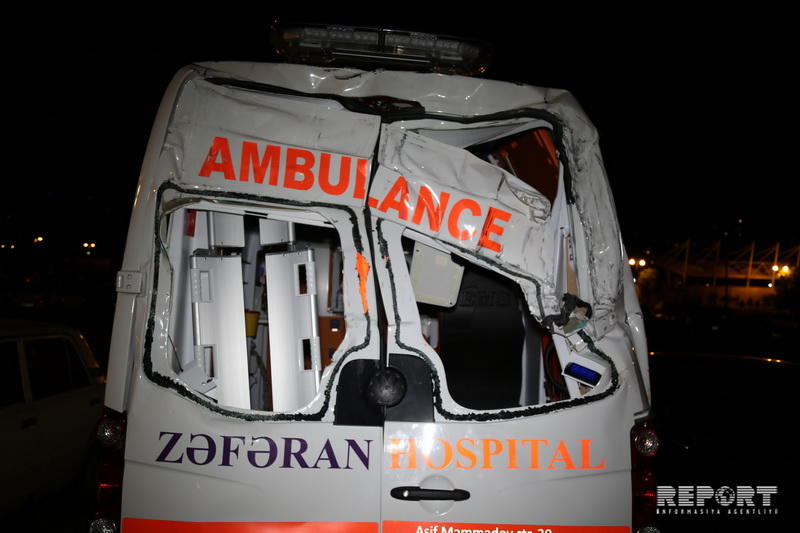 В Баку машина скорой помощи совершила аварию, есть пострадавшие