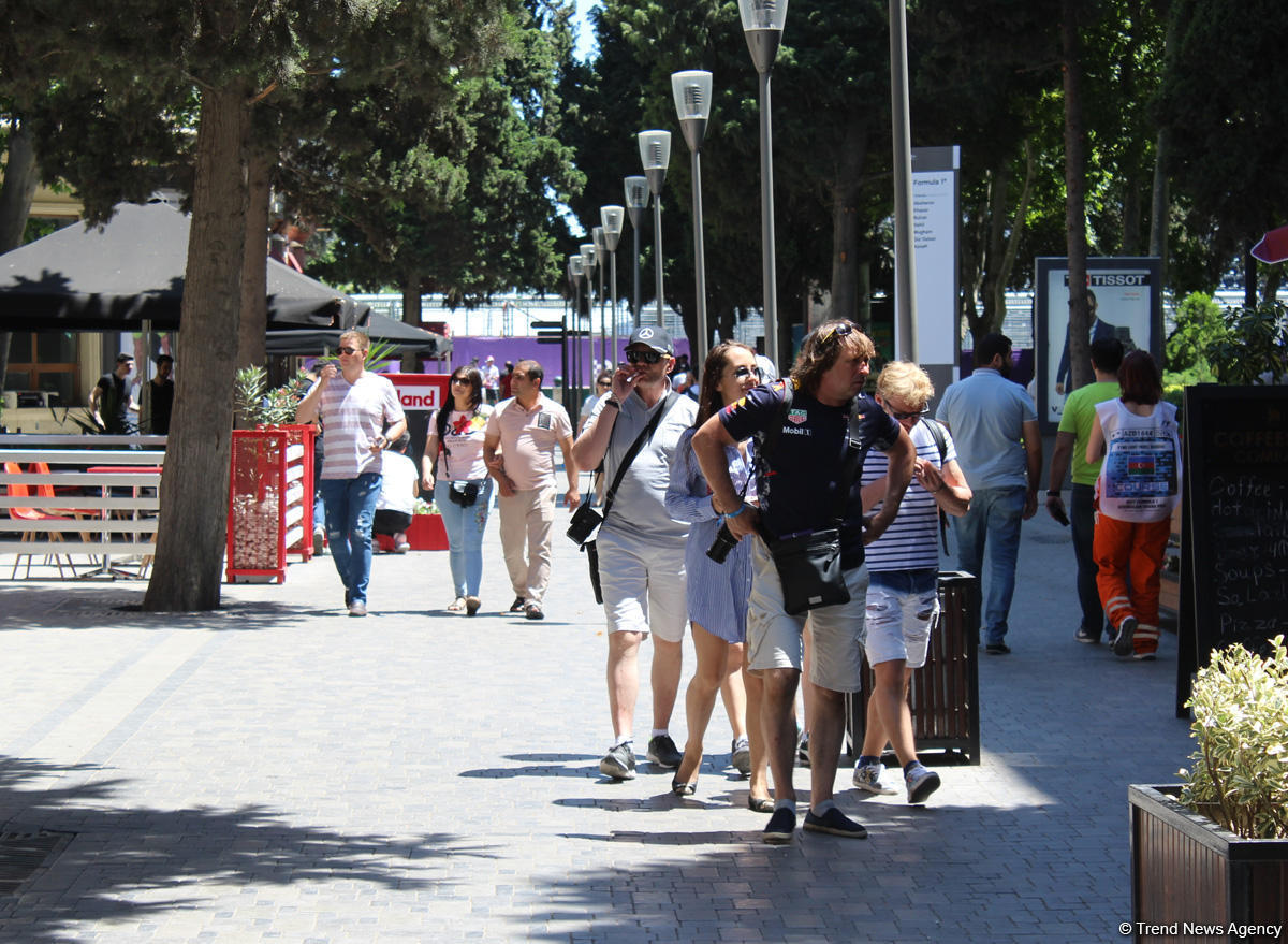 Фанаты Формулы-1 изучают достопримечательности Баку