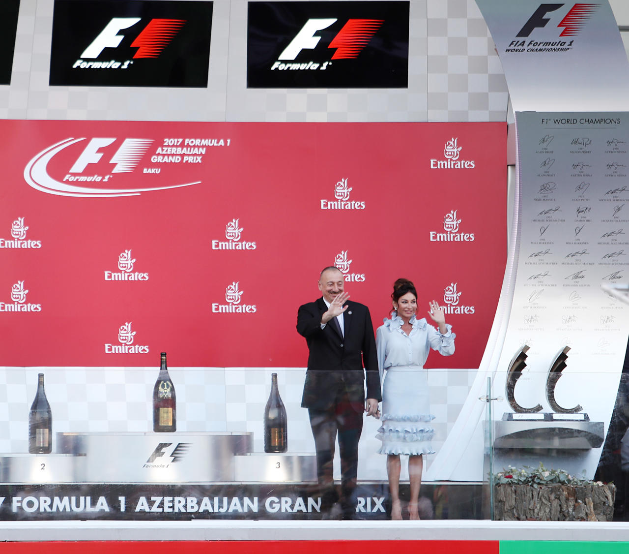 Президент Ильхам Алиев и его супруга Мехрибан Алиева наградили победителей Гран-при Азербайджана Формулы 1