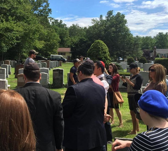 Десятки человек пришли на похороны незнакомой женщины