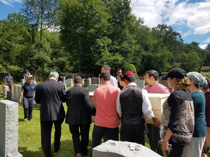 Десятки человек пришли на похороны незнакомой женщины