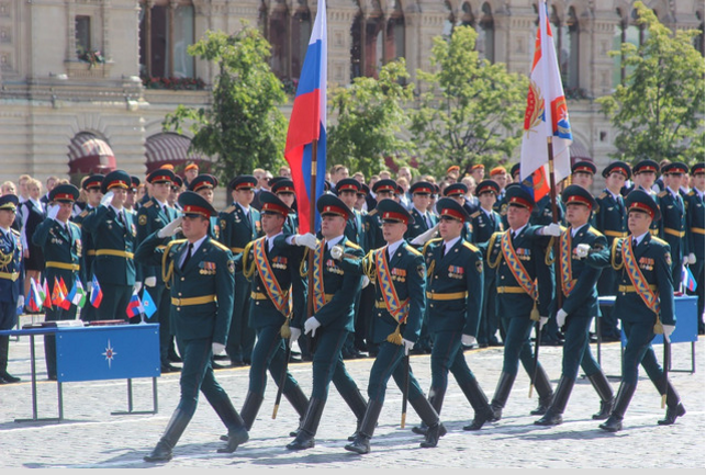 Офицеры МЧС Азербайджана прошли маршем по Красной площади