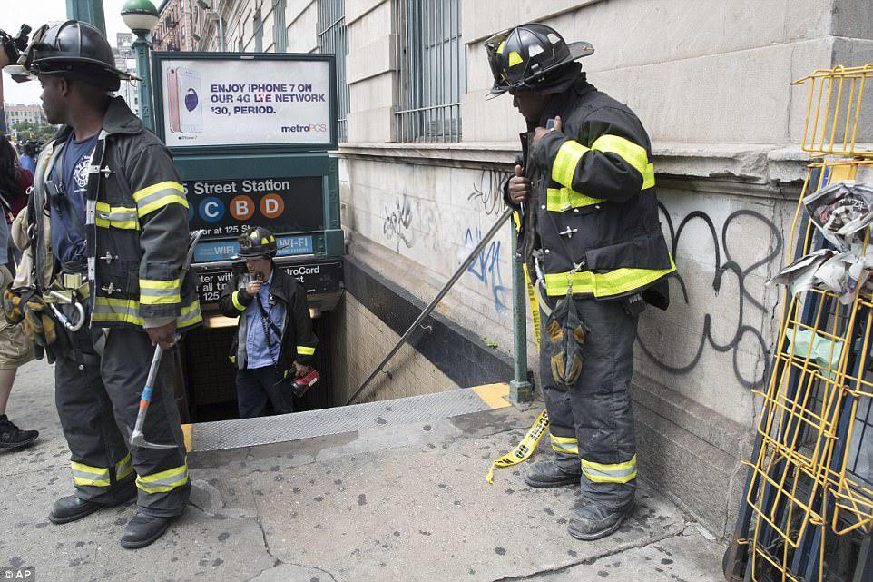 Nyu-Yorkda metro qəzası: 2 vaqon relsdən çıxdı, 34 yaralı