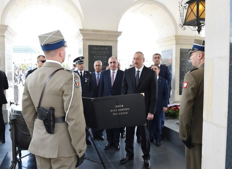 Президент Ильхам Алиев посетил памятник Неизвестному солдату в Варшаве