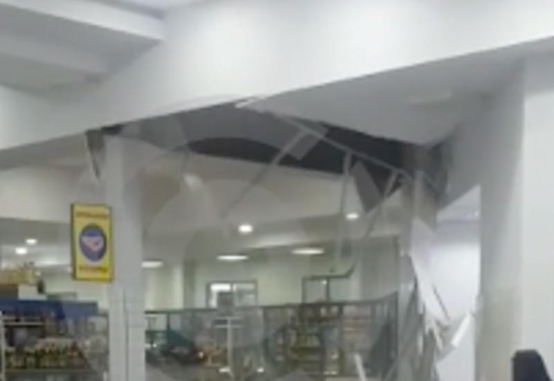 В казахстанском торговом центре в разгар рабочего дня рухнул потолок
