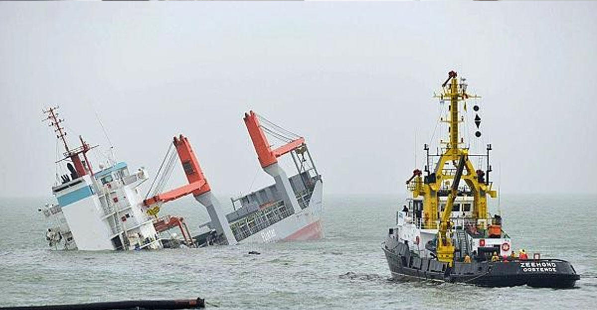 На судне после. Кораблекрушение в Северном море. Судно в проливе. Судно Лютога. Столкновение в проливе Актив-пасс.