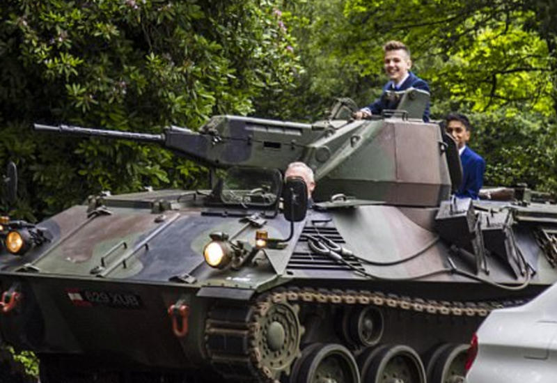 Британский школьник приехал на выпускной на танке