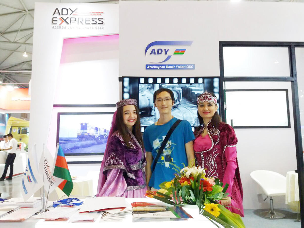 Азербайджанские национальные платья на выставке в Китае