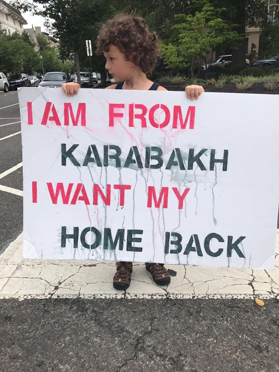 Акция протеста азербайджанцев перед посольством Армении в Вашингтоне