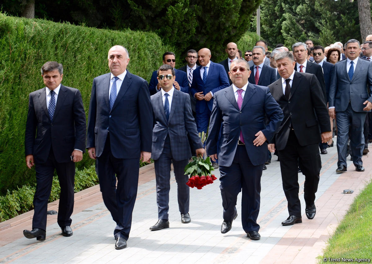Азербайджанские дипломаты посетили Аллею почетного захоронения и Аллею шехидов