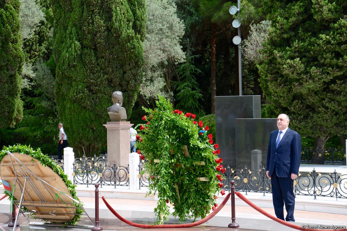 Азербайджанские дипломаты посетили Аллею почетного захоронения и Аллею шехидов