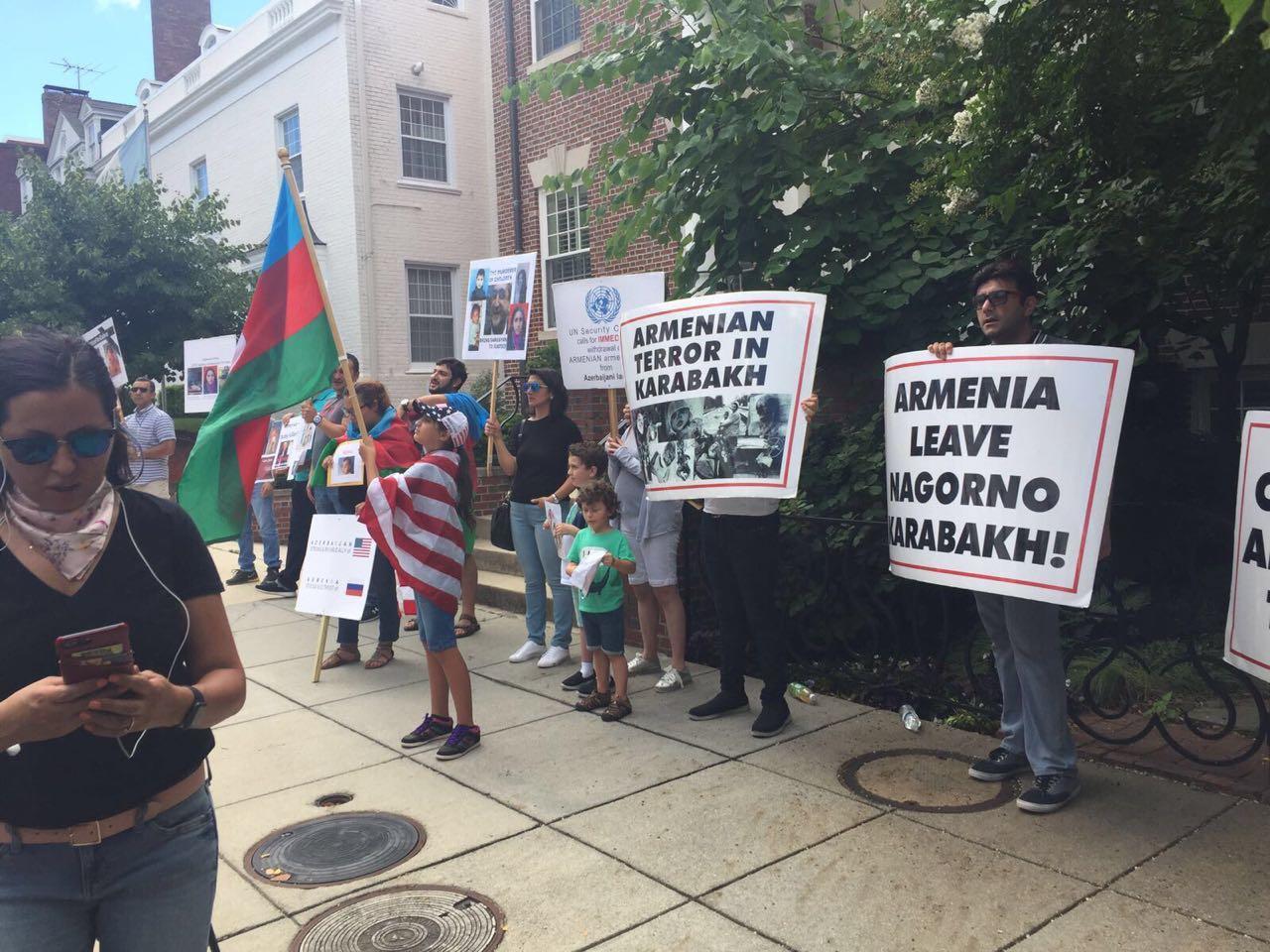 Перед посольством Армении в Вашингтоне прошла акция протеста против убийства мирных граждан