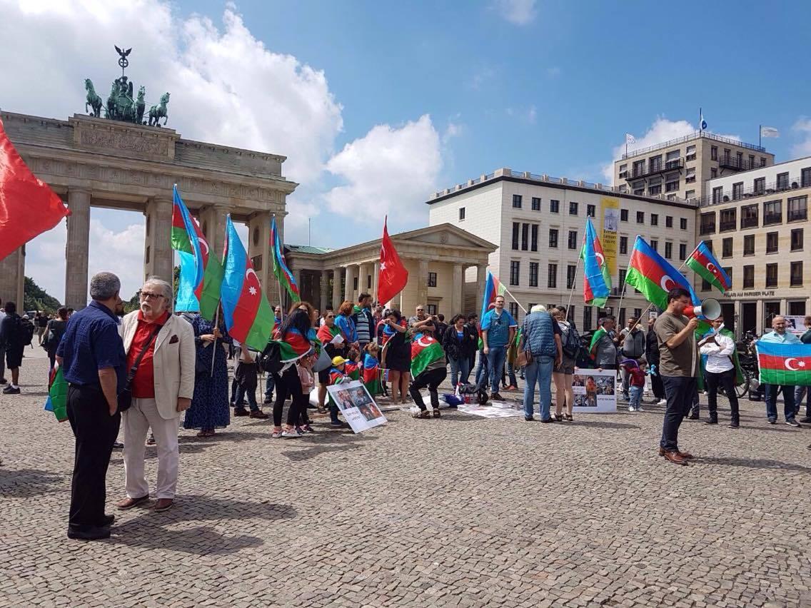 Азербайджанцы провели акцию протеста в Берлине