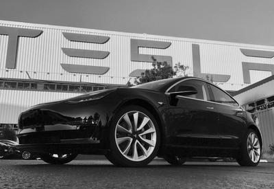 Маск показал первый готовый электромобиль Tesla Model 3