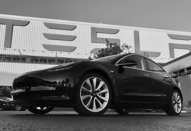Маск показал первый готовый электромобиль Tesla Model 3