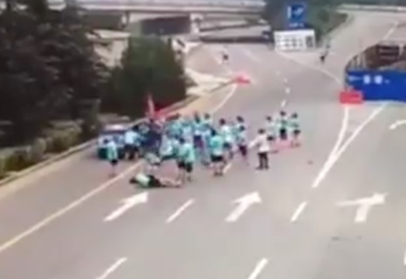В Китае таксист протаранил колонну бегунов