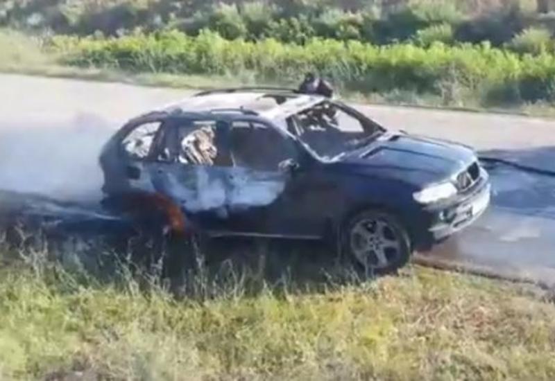 В Грузии сгорел автомобиль с азербайджанскими номерами