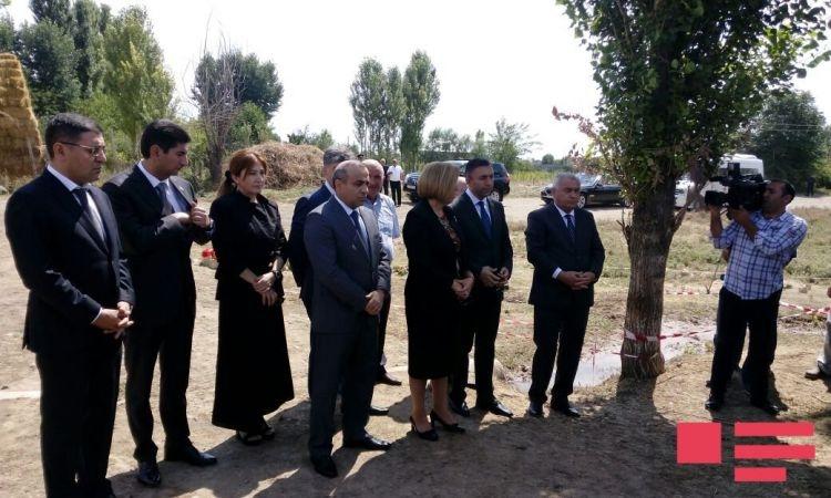 Группа депутатов посетила обстрелянное армянами село Алханлы