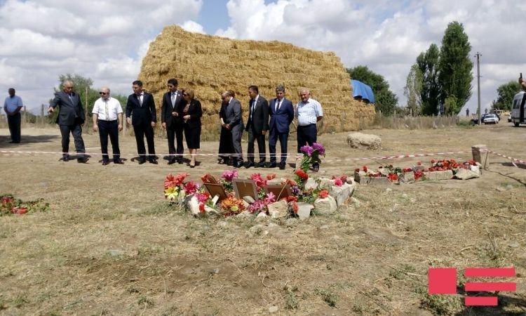Группа депутатов посетила обстрелянное армянами село Алханлы
