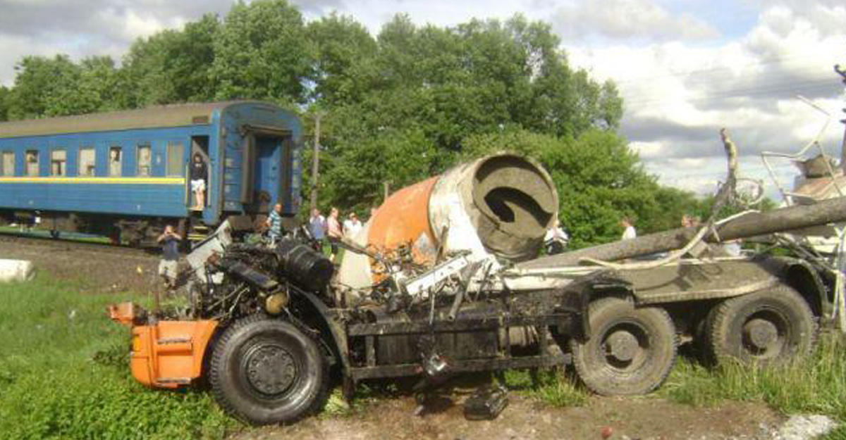 Поезд сбивает автомобиль