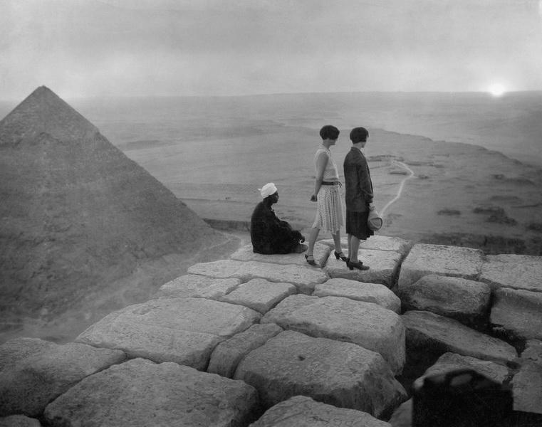 На вершине чуда света: уникальные фотографии туристов на пирамидах Гизы