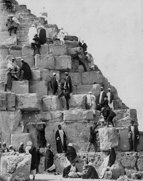 На вершине чуда света: уникальные фотографии туристов на пирамидах Гизы