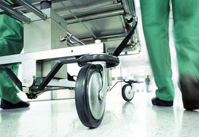 Klinikaya xəstə kimi gəldi, tibb işçisini qarət etdi
