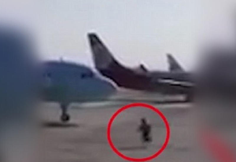 Сотрудник китайского аэропорта остановил самолет, который катился без пилота
