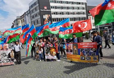 В Германии прошла акция протеста в связи с военной провокацией Армении <span class="color_red">- ФОТО</span>