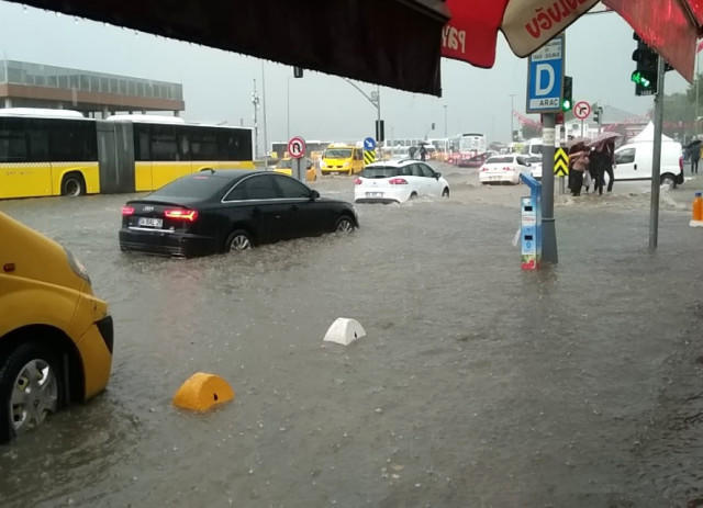 İstanbulda dənizlə quru "birləşdi" - leysan yağışları