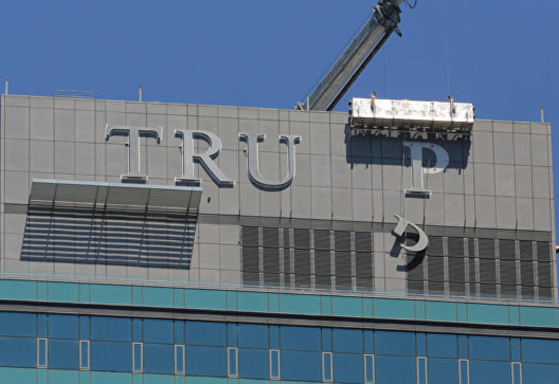 В Торонто с фасада отеля демонтировали имя Трампа