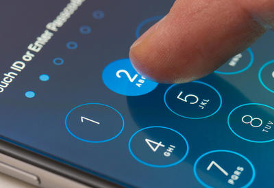 Дающая хакерам "угнать" iPhone уязвимость требует срочного обновления iOS