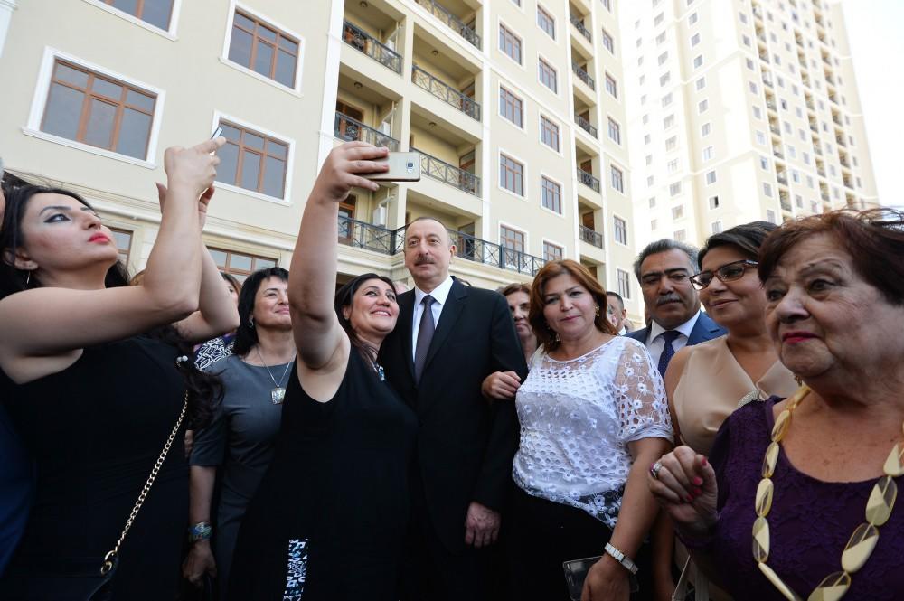 Президент Ильхам Алиев принял участие в церемонии выдачи квартир журналистам по случаю Дня национальной прессы